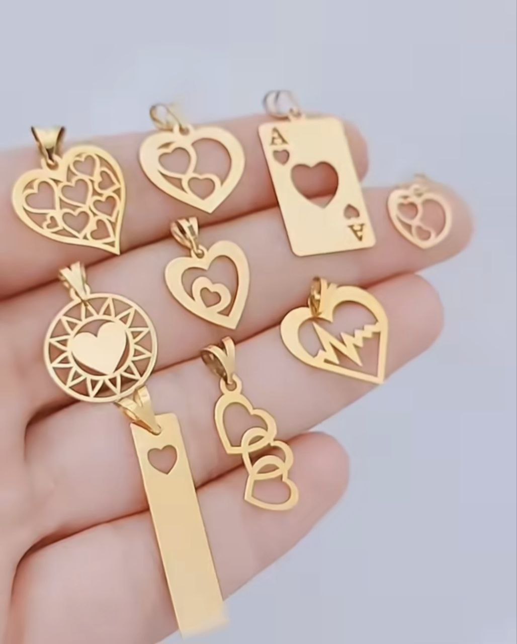 مجموعه آویزهای طلا طرح قلب و ورق بازی