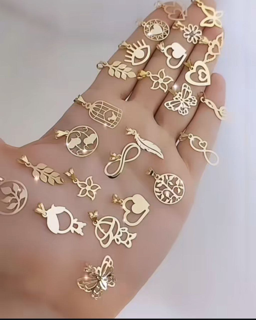 آویزهای طلا با طرح‌های متنوع گل و پروانه